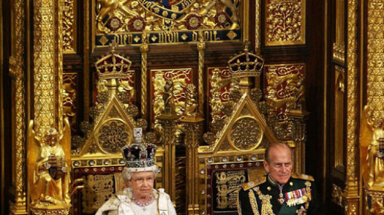 [사진] 의회 개원 연설 기다리는 영국 여왕