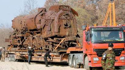 [사진] DMZ '녹슨 기차' 녹 없앤 뒤 영구 보존