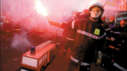 [사진] 프랑스 소방관 방화시위