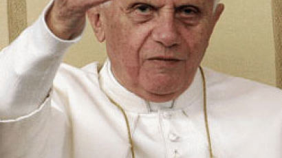 "내가 쓴 책 마음껏 비판해도 좋다" 권위 벗어던진 교황