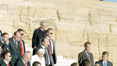 [사진] 터키 방문한 교황 철통 경호