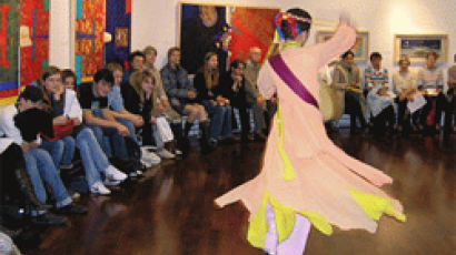 금박무늬 한복, 전통 춤 "분더 쇤"