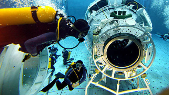 [사진] 물속에서 우주유영 훈련