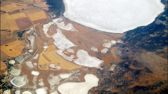 [사진] 소금 밭 된 호수