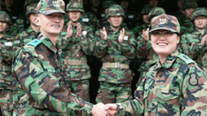 아내 서지영 대위 "돌격! 육군 중대장 임무 교대" 남편 이정규 대위