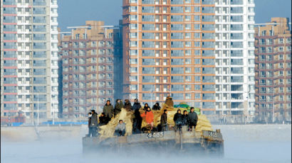 [사진] 바지선에 탄 북한 주민