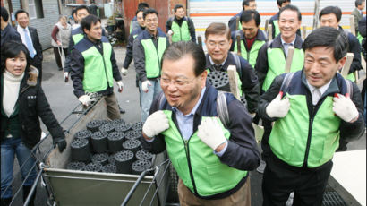 [사진] CEO들의 연탄 배달 봉사