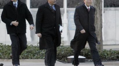 [사진] 반기문 총장, 첫 출근은 걸어서