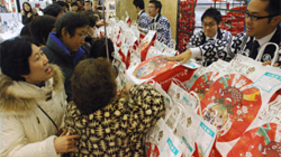[World@now] 일본 새해 경제 바로미터 '복주머니' 판매 백화점 문 열자마자 동나