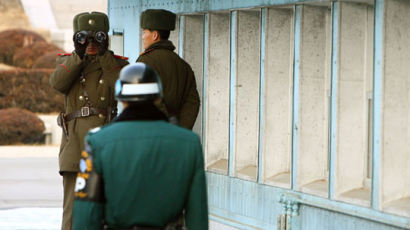 [사진] 남측 살피는 북한 병사