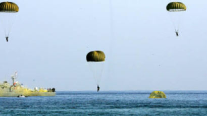 [사진] 바다 낙하하는 UDT