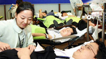 '빈혈 적십자'에 삼성직원들 헌혈