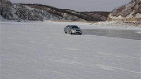 영하 30도, 120만평 '얼음 호수'서 미끄러지지 않는 자동차 꿈꾼다
