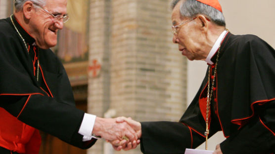 [사진] 악수 나누는 교황특사와 김수환 추기경
