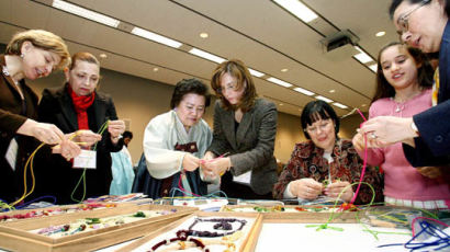 [사진] 전통매듭 배우는 대사 부인들