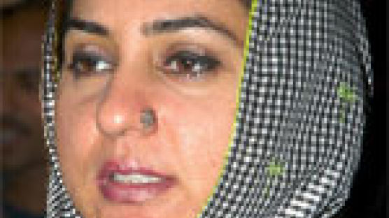 파키스탄 여성 장관 "히잡 안 썼다" 피살