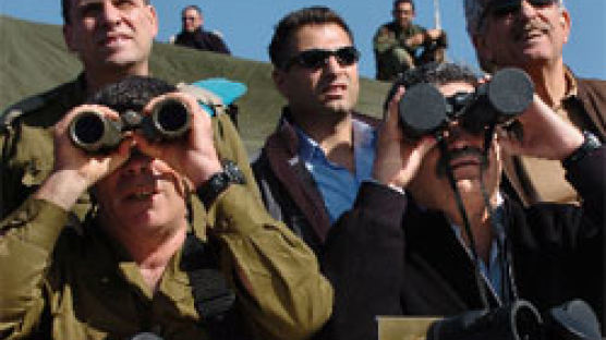 이스라엘 국방장관, 쌍안경 마개 닫은 채 훈련 참관