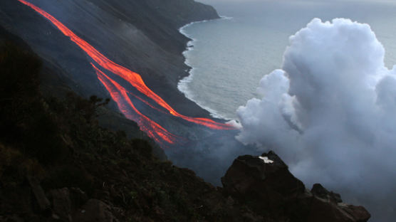 [사진] 용암 내뿜는 화산