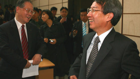 [사진] 밝게 웃는 정운찬 전 서울대 총장