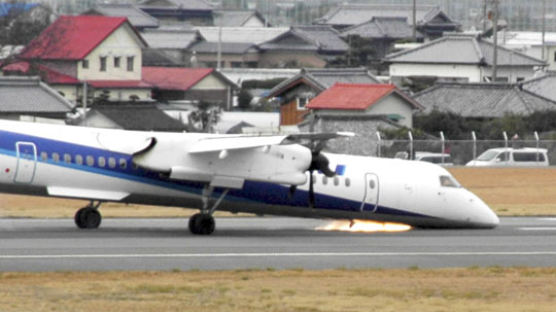 [사진] 승객 56명 탄 일본 여객기 앞바퀴 없이 동체 착륙