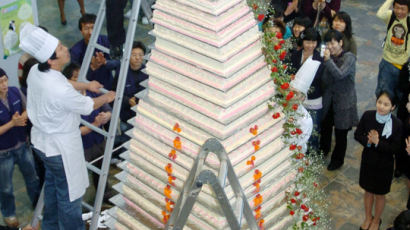 [사진] 제빵 전공 학생들이 만든 30층 케이크