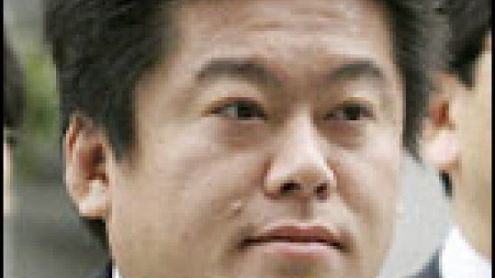 일본 벤처 신화 '라이브도어' 전 사장 호리에, 2년6개월 실형