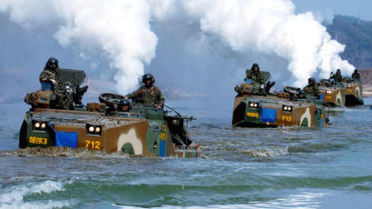 [사진] 군단급 FTX(야외 기동전술훈련) 도하작전 펼치는 해병대