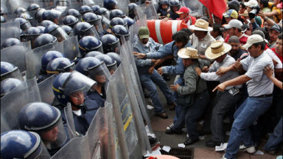 [사진] 멕시코 연금개혁 반대 몸싸움