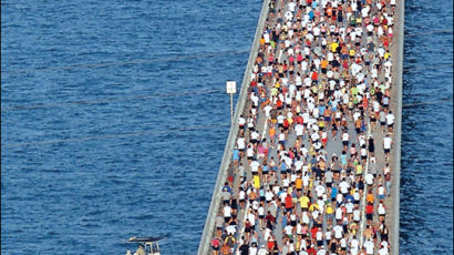 [사진] '바다 위를 달리는 마라톤'