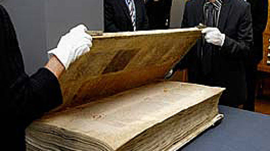 무게만 75kg '사탄의성경' 코덱스 기가스, 일반에 공개