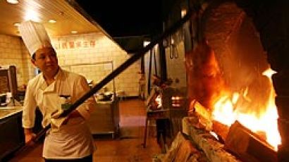유명 중국 베이징덕 요리점, 143년간 꺼지지 않는 '불씨'