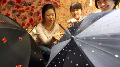 [사진] 우산도 명품? 크리스탈 박힌 명품 우산!
