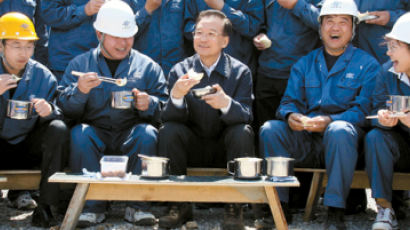 [사진] 노동자와 점심 먹는 원자바오