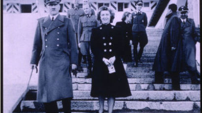 죽음 이틀 전 히틀러의 아내로 남은 에바 브라운
