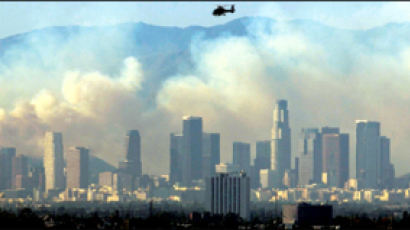 [사진] 연기 뒤덮인 LA 도심
