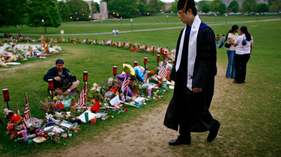 [사진] 희생자 추모하는 한국인 졸업생