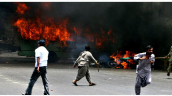 파키스탄 반정부 시위 36명 사망