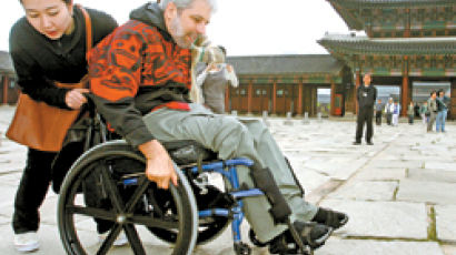 세계대회 앞두고 답사 온 미국 장애인 여행가