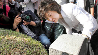 [사진] 5·18 묘지 찾은 박근혜