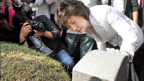 [사진] 5·18 묘지 찾은 박근혜