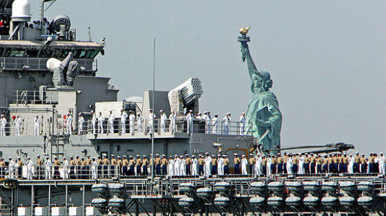 [사진] 미 상륙함 뉴욕항 퍼레이드