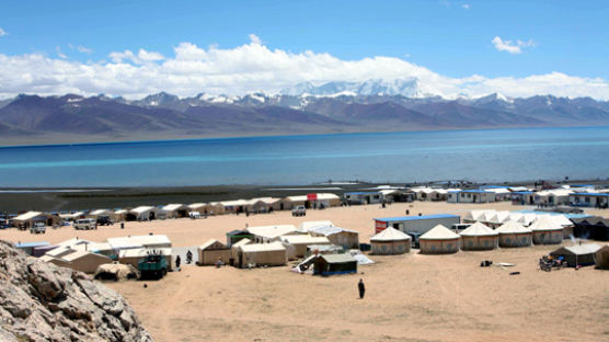[사진] 지구서 가장 높은 티베트 호수서 걷기 대회