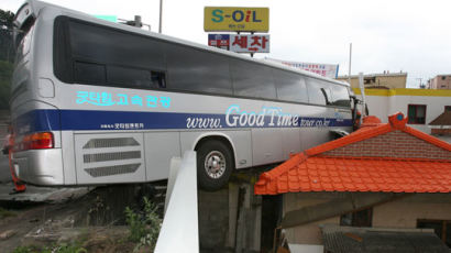 [사진] 지붕위로 올라간 버스