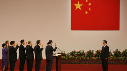[사진] 홍콩 내각 취임 선서 받는 후진타오