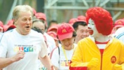 [글로벌이슈] 베이징 올림픽 후원 기업들 '샌드위치'