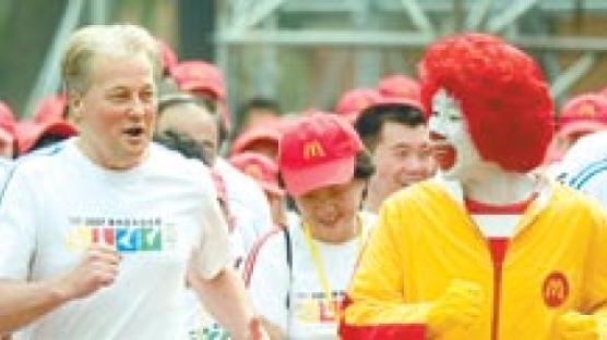 [글로벌이슈] 베이징 올림픽 후원 기업들 '샌드위치'