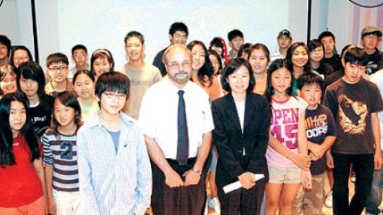 '파란눈 교수님'이 한국사 강의, 2세 한인학생들 '신나는 공부'