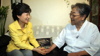 [사진] 故장준하 선생의 미망인과 마주한 박근혜 전 대표