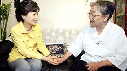 박근혜, 장준하 선생 부인 만나 '과거 화해'