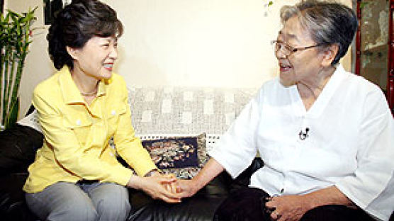 박근혜, 장준하 선생 부인 만나 '과거 화해'